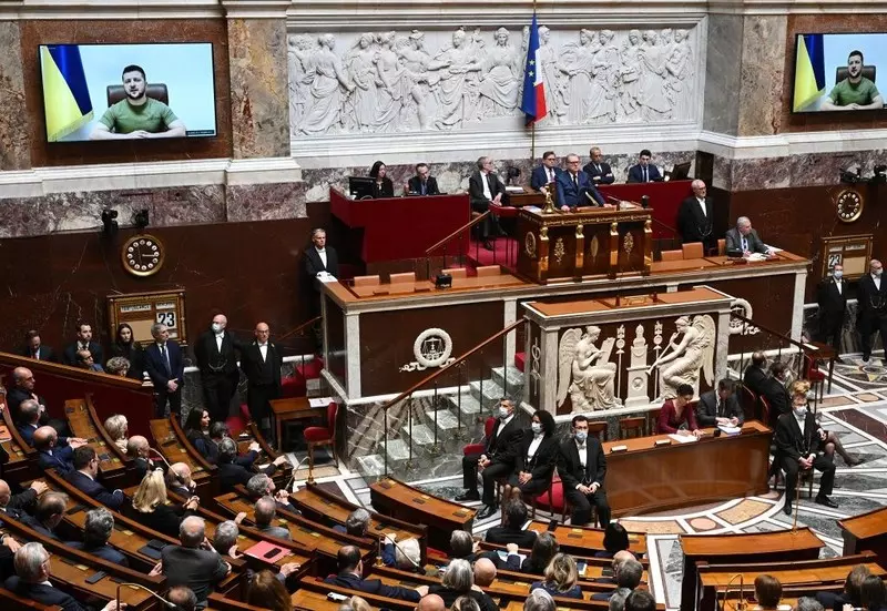 Zełenski w parlamencie Francji: Wartości ważniejsze niż zyski, francuskie firmy muszą opuścić Rosję