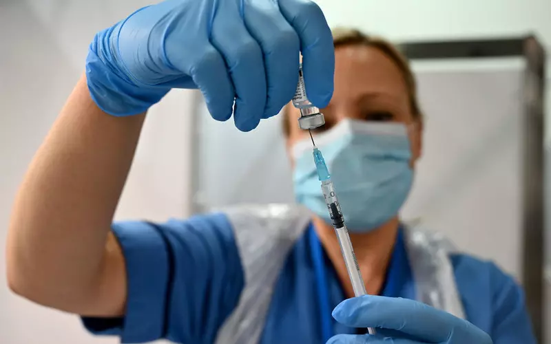 Kolejne 600 tys. osób w UK otrzyma w tym tygodniu czwartą dawkę szczepionki