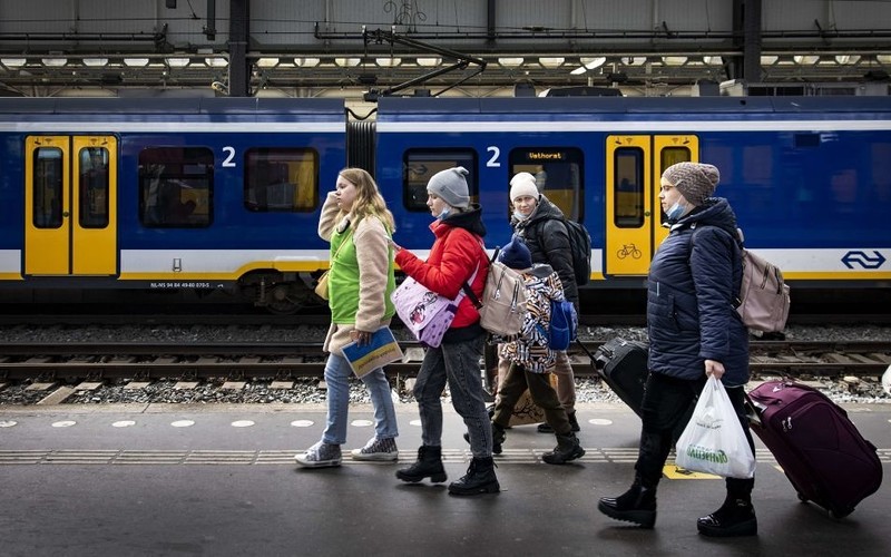 The Dutch "De Telegraaf" warns of Russian spies pretending to be Ukrainian refugees