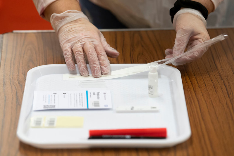 Koniec darmowych testów na koronawirusa w Anglii. Rząd opublikował nowe wytyczne