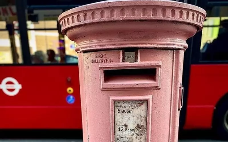 Londyn: Dlaczego niektóre skrzynki pocztowe są różowe?