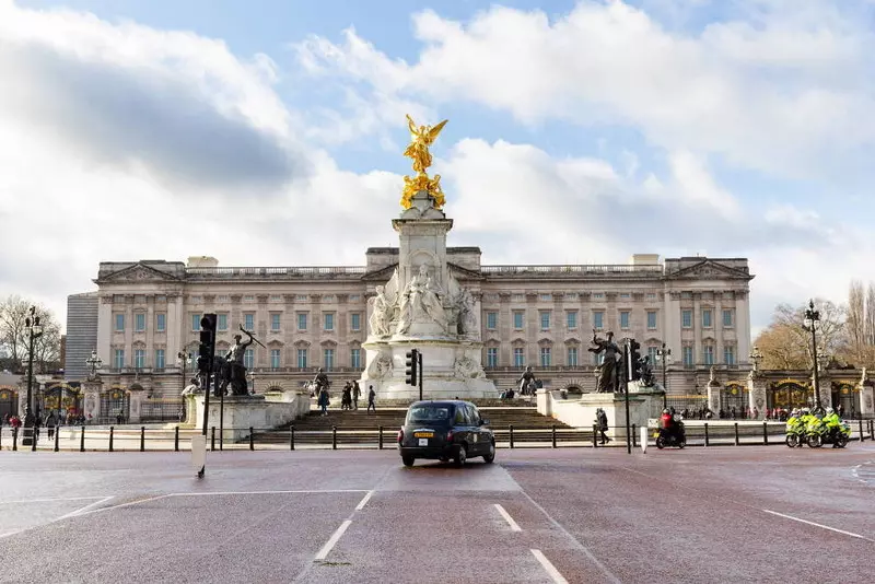 Królowa Elżbieta II szuka dekoratora wnętrz do pałacu Buckingham