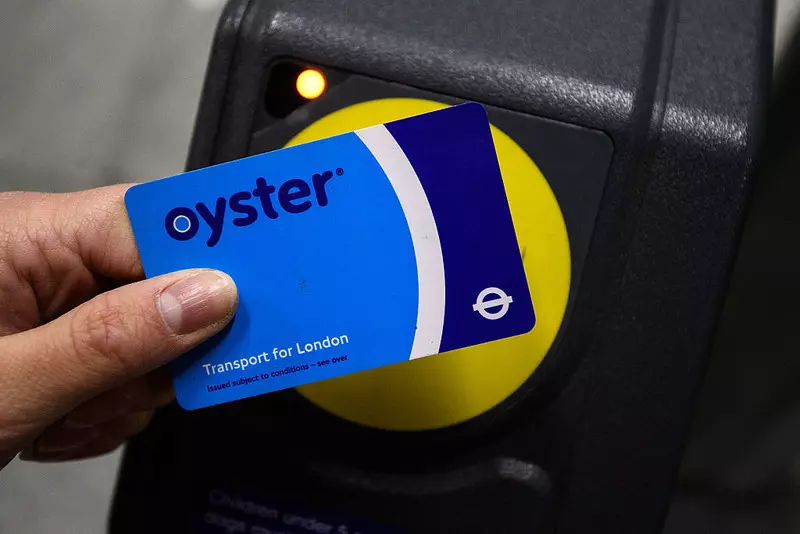 Kwota minimalnego automatycznego doładowania karty Oyster zmniejszona o połowę