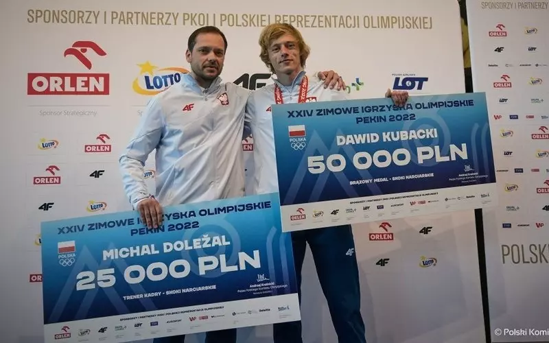 Dawid Kubacki i trener Dolezal odebrali nagrody za brązowy medal na igrzyskach olimpijskich