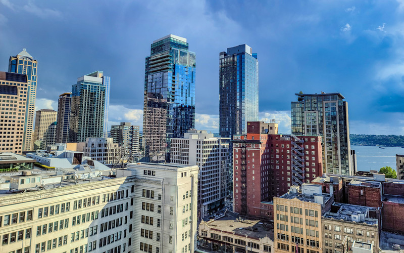 Jumbo Jet will be suspended between Seattle skyscrapers. There will be offices in it