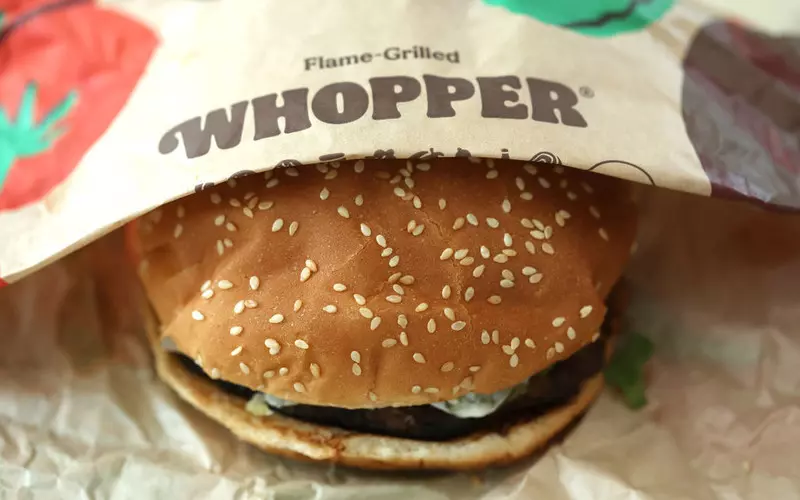 Burger King oskarżony o to, że w reklamach powiększa swoje hamburgery