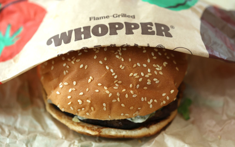 Burger King oskarżony o to, że w reklamach powiększa swoje hamburgery
