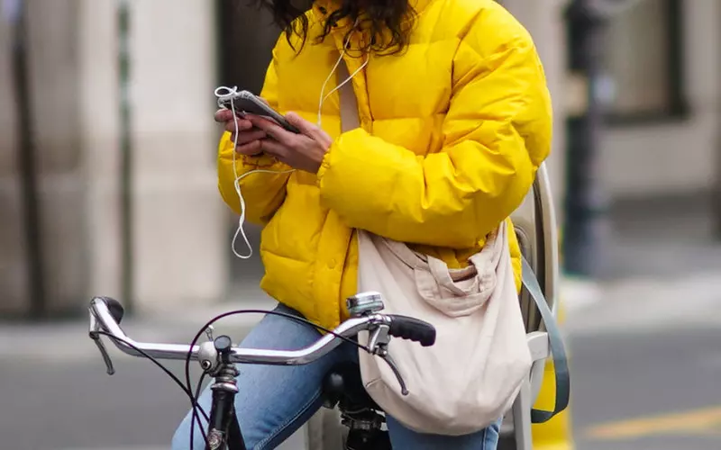 Brytyjska polityk chce zakazu korzystania z telefonów podczas jazdy rowerem lub hulajnogą