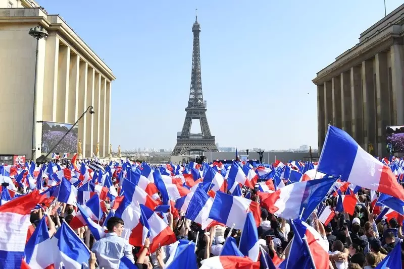 "Le Figaro": Koniec podziału na lewicę i prawicę, jest podział na Francję bogatych i biednych