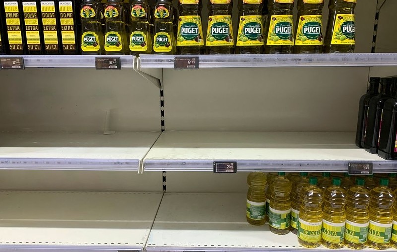 Brytyjczycy zaczęli gromadzić zapasy żywności w związku z wojną na Ukrainie