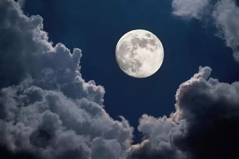 Różnice pomiędzy stronami Księżyca mogą być spowodowane olbrzymim uderzeniem