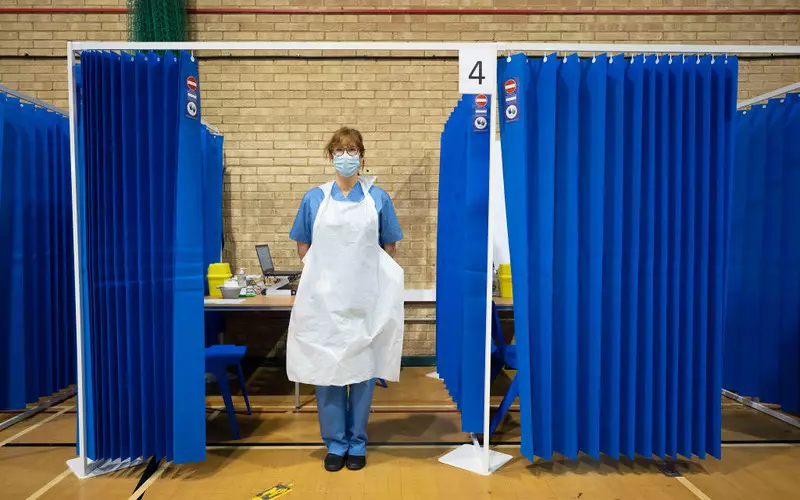 Raport: Wolontariusze, którzy pomagali w szczepieniach mieszkańców UK, podejmują pracę w NHS