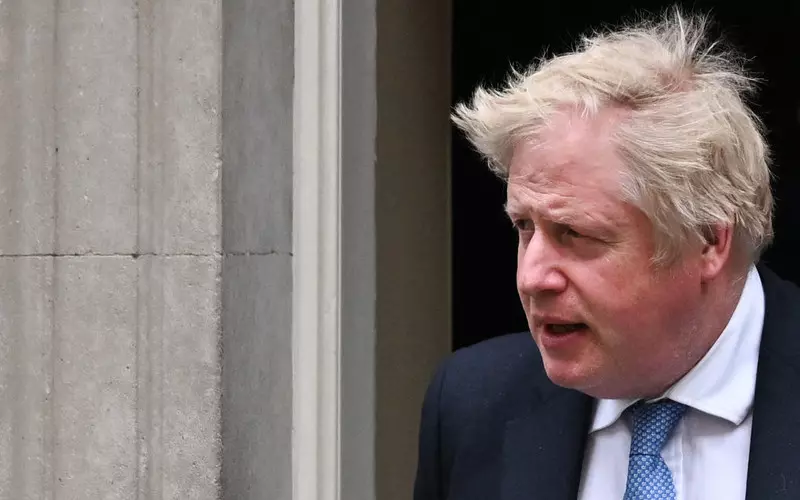 Premier Johnson przeprasza posłów za złamanie restrykcji covidowych