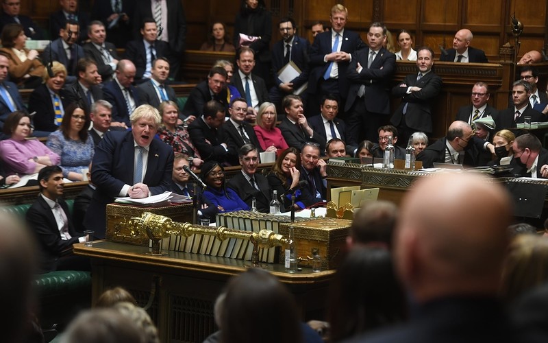 Posłowie zbadają, czy premier Johnson świadomie wprowadził ich w błąd ws. imprez w czasie restrykcji