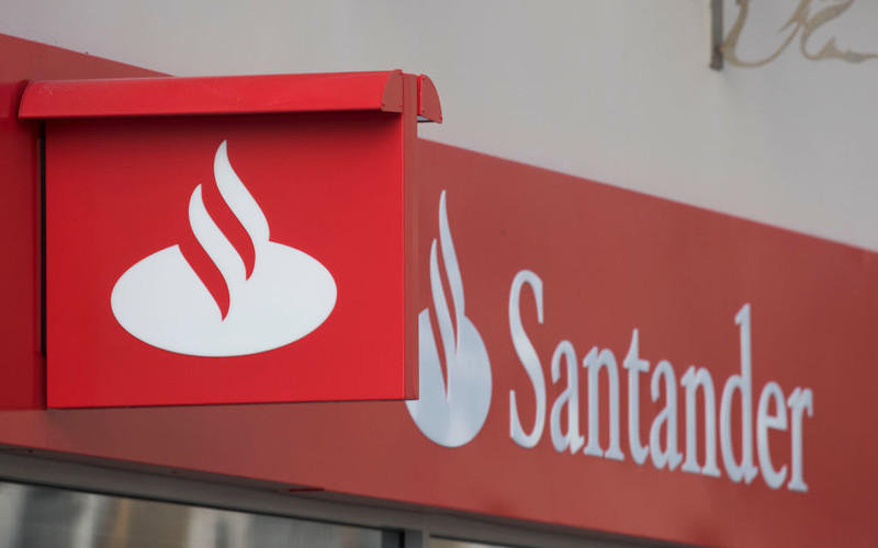 Santander to close bank branches at 3pm