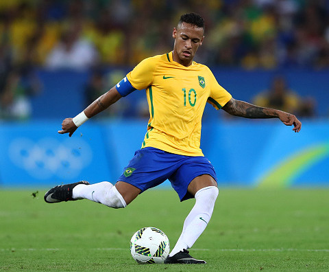 Neymar zostaje dłużej w Brazylii