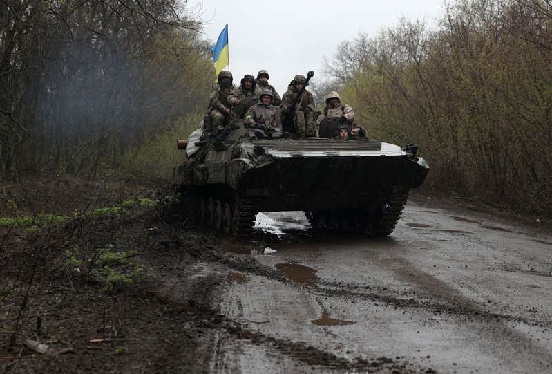 Ukrainian soldiers are trained in the UK and Poland