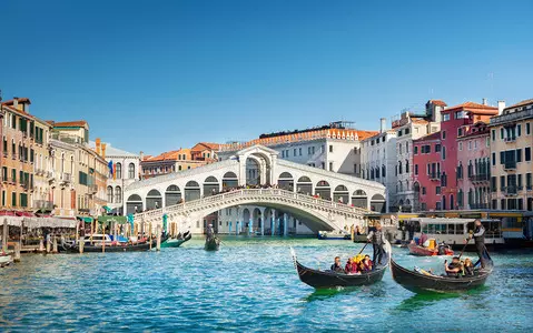 Crowded Venice begins to introduce ways to reduce tourist numbers