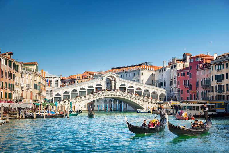 Crowded Venice begins to introduce ways to reduce tourist numbers