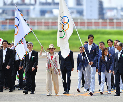Olympic flag arrives in Tokyo, governor calls for unity