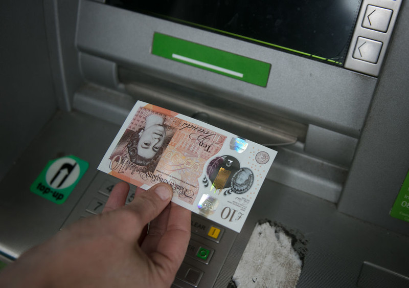 Osoby płacące gotówką mają problemy. W UK coraz mniej banków i bankomatów