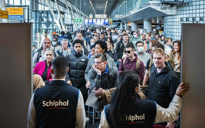 Holandia: Kolejny dzień chaosu na lotnisku Schiphol w Amsterdamie