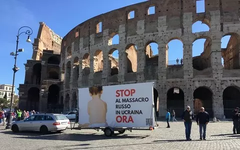 Italy: great interest in the Polish billboard in front of the Colosseum as part of the action "Stop 