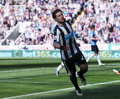 Watford sign full-back Daryl Janmaat from Newcastle for £7.5m