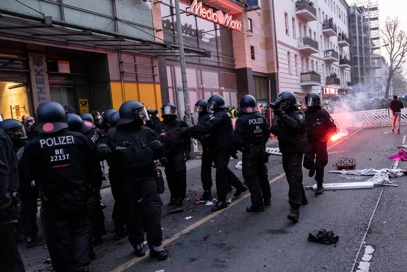 Niemcy: Policja spodziewa się przemocy ze strony lewicowych ekstremistów na demonstracji 1 maja