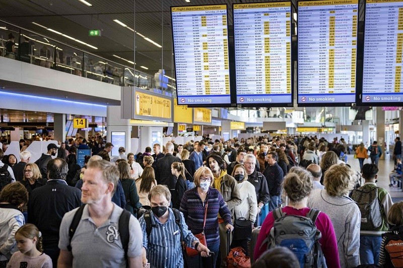 Brussels airport and Schipol airport need employees