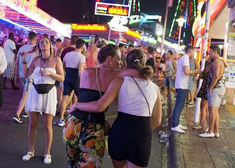 Brytyjscy turyści z "alkoholowym limitem" na wakacjach w Hiszpanii