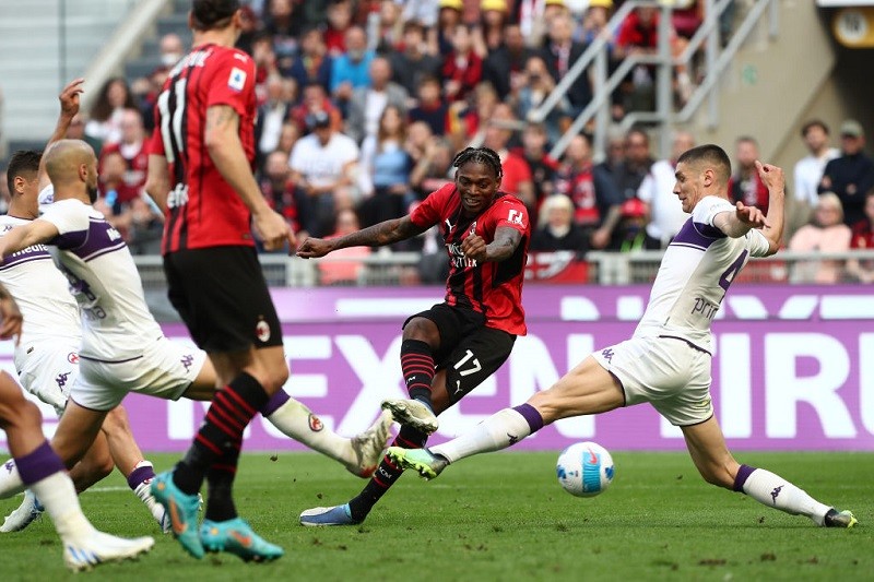 Inter edge Udinese to keep pressure on AC Milan