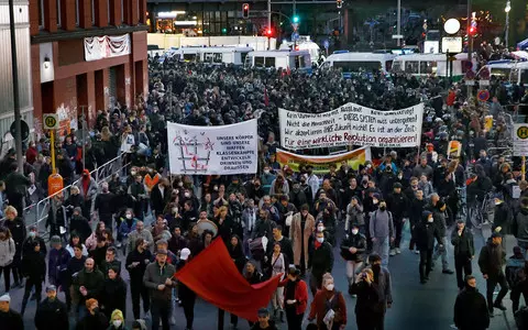 May Day demonstrations in Berlin. Mayor attacked with eggs while speaking at a rally 