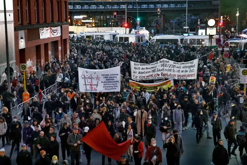 Demonstracje pierwszomajowe w Berlinie. Burmistrz zaatakowana jajkami podczas przemówienia na wiecu 