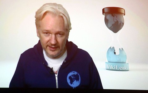 Assange: Przed wyborami w USA Wikileaks ujawni dokumenty ws. Clinton