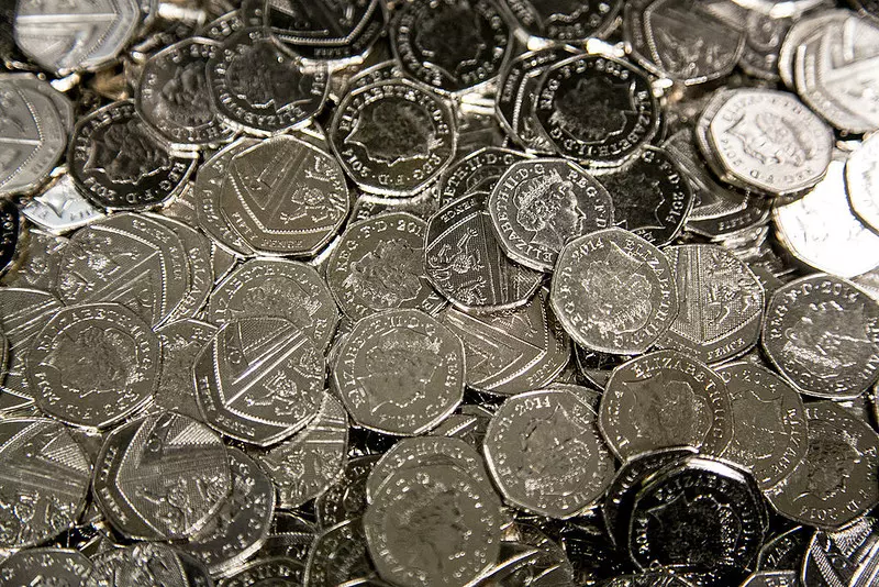 Rzadka pamiątkowa moneta o nominale 50 pensów sprzedana na eBayu za 150 funtów 