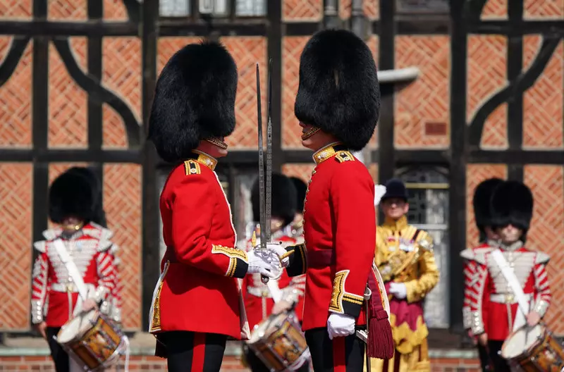 Gwardziści Elżbiety II wpuścili do zamku Windsor przebranego za księdza oszusta