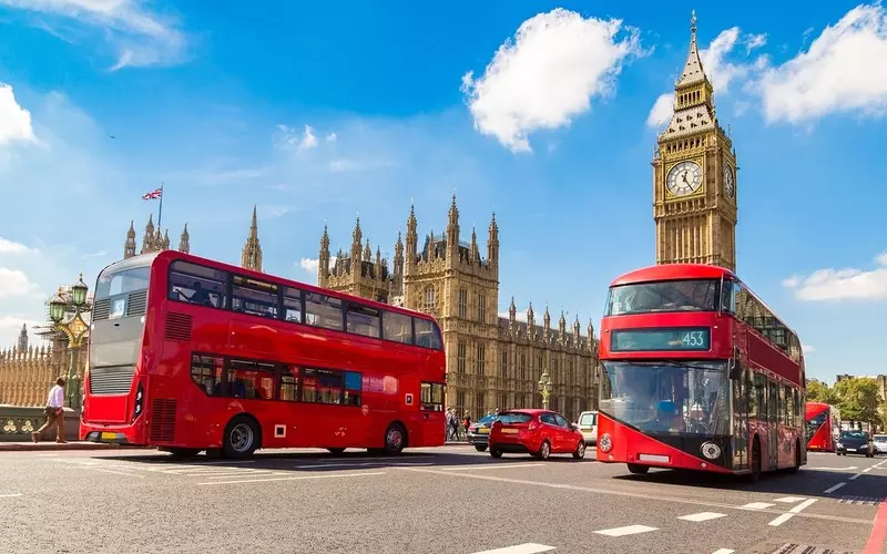 Londyn: Westminster Bridge niebezpieczny? Autobus potrącił pieszego, wypadek rowerzysty