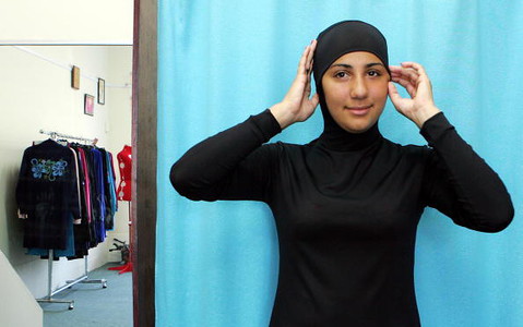 Premier wyklucza zakaz burkini, policjantki mogą nosić hidżaby