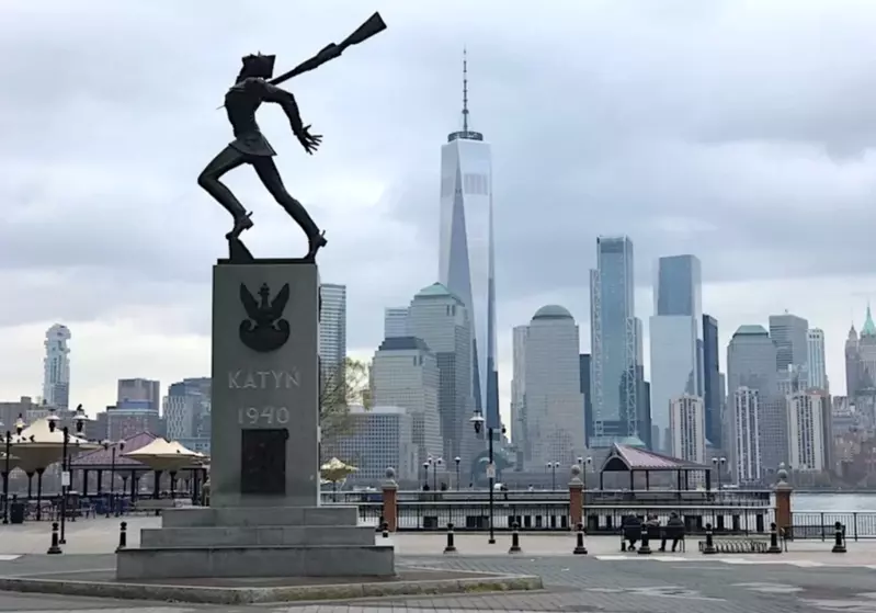 Polonia w New Jersey oburzona planami otoczenia wałem Pomnika Katyńskiego