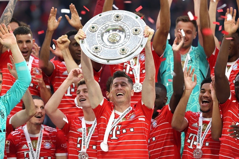 Bayern Munich celebrate Bundesliga title after draw with lowly Stuttgart