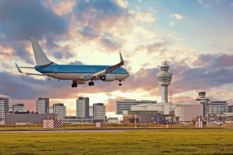 Lotnisko Schiphol w Amsterdamie to duma, czy wizerunkowa kula u nogi?