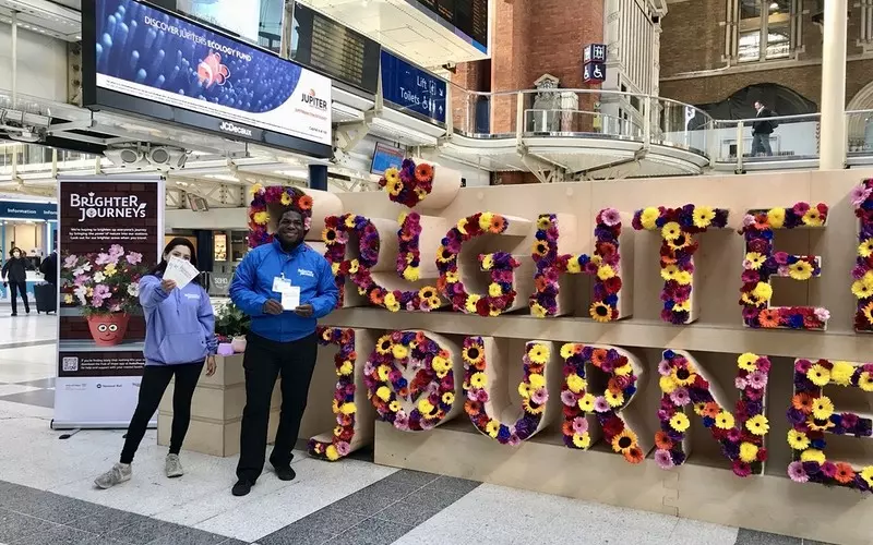 Kwiaty na stacjach kolejowych w UK. Celem poprawa zdrowia psychicznego