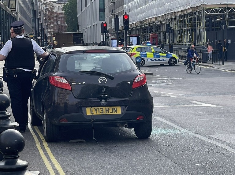 Londyn: Dwa kontrolowane wybuchy z powodu podejrzanego pojazdu w centrum