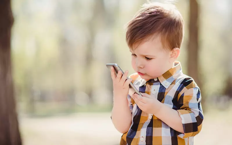 Psycholog: Kontakt dzieci ze smartfonami bardzo zaburza rozwój