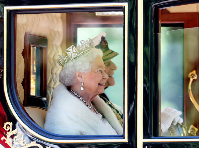 Biżuteria Elżbiety II trafi na wystawy w zamku Windsor i pałacu Buckingham
