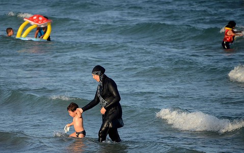 UNHCHR: Zakazy noszenia burkini we Francji "stygmatyzują" muzułmanów