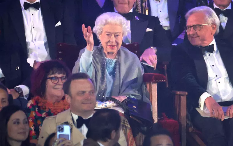 Królowa powitana owacjami podczas widowiska z okazji Platynowego Jubileuszu