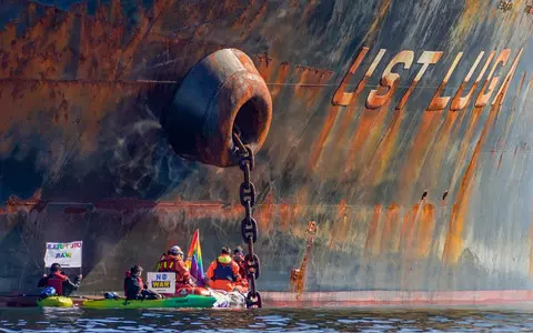 Greenpeace blocked a tanker with Russian oil