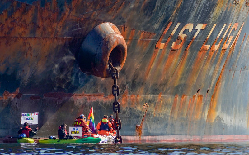 Greenpeace blocked a tanker with Russian oil